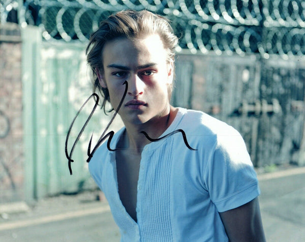 Douglas Booth Signed Autographed 8x10 Photo ROMEO & JULIET Handsome Actor COA AB